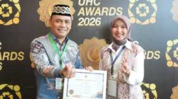 Penghargaan UHC Diserahkan oleh Abdul Muhaimin Iskandar kepada Wali Kota Metro