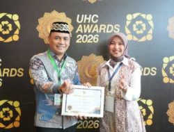 Penghargaan UHC Diserahkan oleh Abdul Muhaimin Iskandar kepada Wali Kota Metro